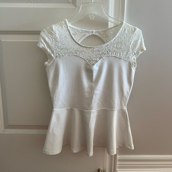 White blouse with floral lace material on front half and flowy bottom - Picture 1 of 2